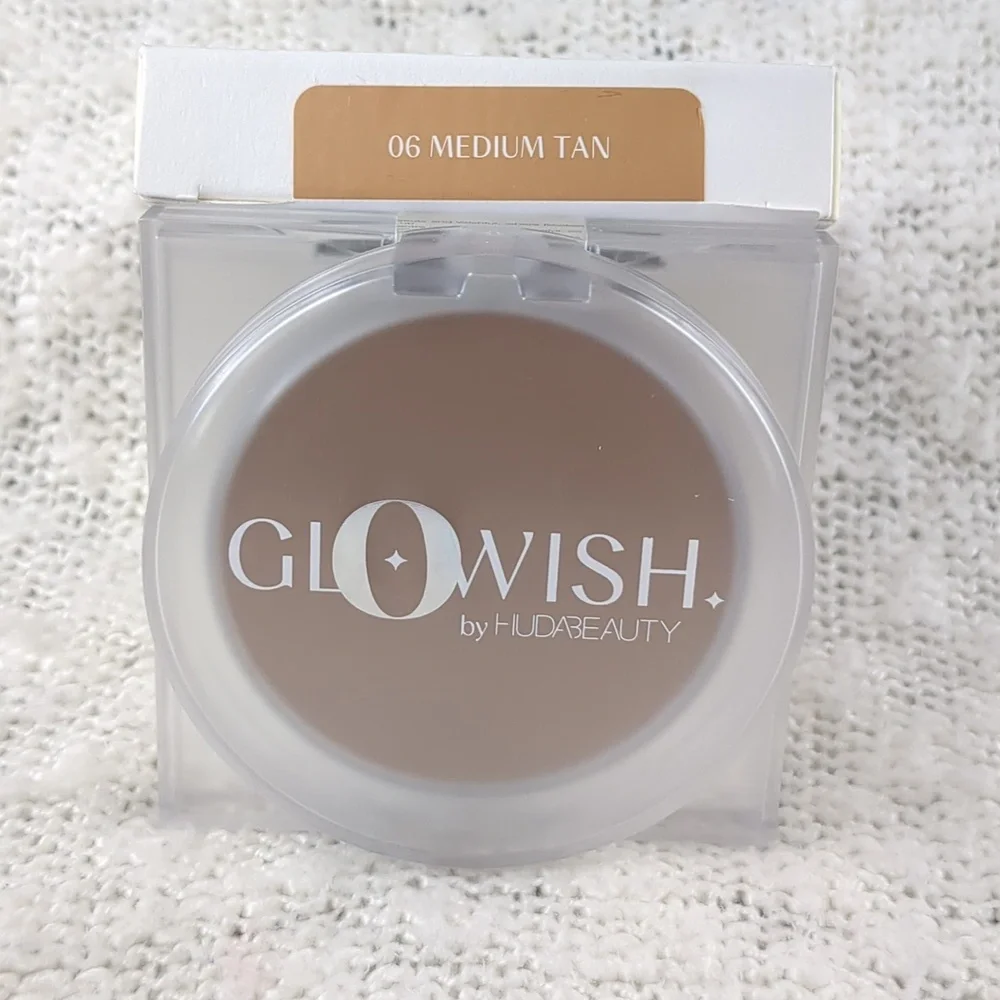 HUDA BEAUTY GloWish Luminous Pressed Powder in 06 MEDIUM TAN, 10g/0.35oz